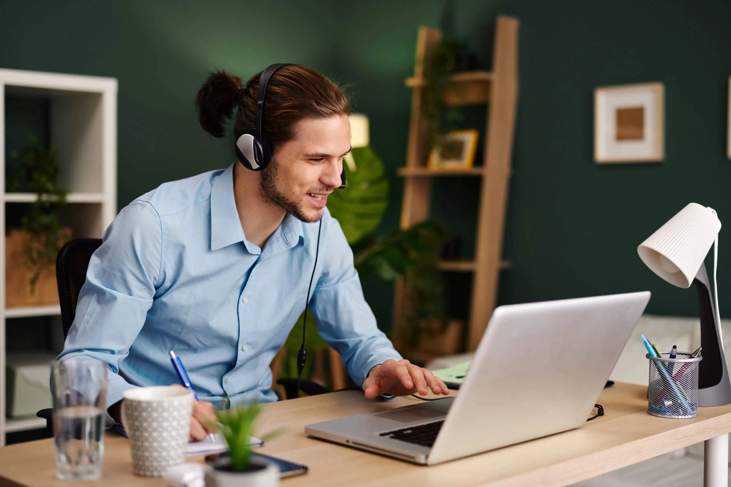 actargis-group Mitarbeiter macht Videocall mit Kunden